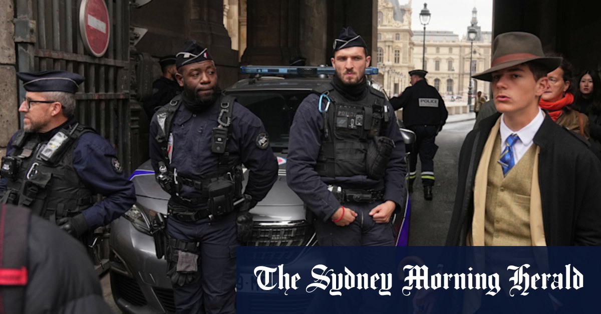 Mystery man in photograph sparks online speculation