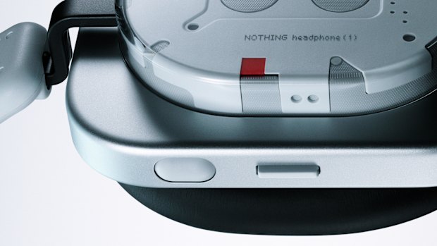 The mouse-like roller on Headphone 1 can be spun to change volume.