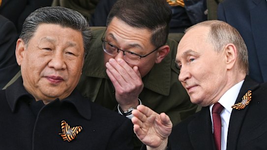 モスクワでの戦勝記念日のパレード中に中国の習近平国家主席と演説するウラジーミル・プーチン大統領。