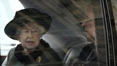 La reine avec son deuxième fils, le prince Andrew, après avoir assisté au service.