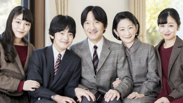 Le prince héritier du Japon Akishino, au centre, avec son épouse la princesse héritière Kiko, deuxième à droite, et leurs enfants, la princesse Mako, à gauche, la princesse Kako et le prince Hisahito dans leur résidence à Tokyo l'année dernière.