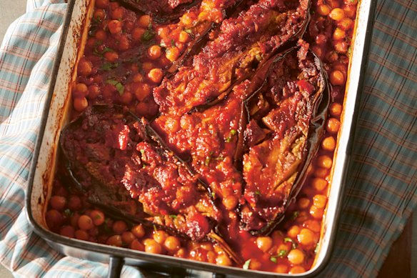 Baked chickpeas with eggplant.