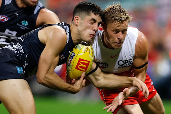 Adam Cerra of the Blues  competes with Isaac Heeney of the Swans.