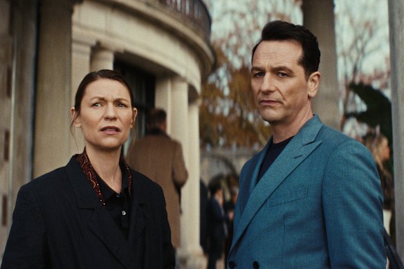  Claire Danes and Matthew Rhys in The Beast in Me. 