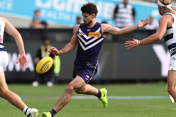 Andrew Brayshaw of the Dockers kicks the ball.