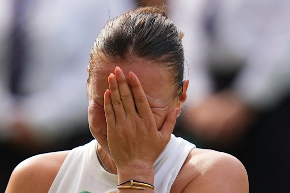  Amanda Anisimova cries after losing the women’s singles final match.