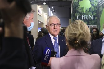 Turnbull, photographié, a déclaré que Scott Morrison lui avait menti 