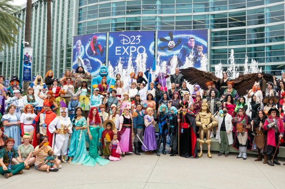 Certains des nombreux fans qui se sont présentés en cosplay comme leurs personnages Disney préférés.