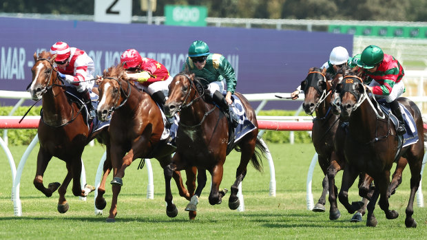 Requelino (justo desde la izquierda) trabaja el tercero en Rovelino (derecha) en Randwick (mano derecha) en Randwick.