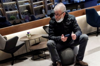L'oligarque russe sanctionné Roman Abramovich est assis dans un salon VIP avant qu'un avion qui lui est lié ne décolle pour Istanbul depuis l'aéroport international Ben Gourion de Lod près de Tel Aviv, en Israël.