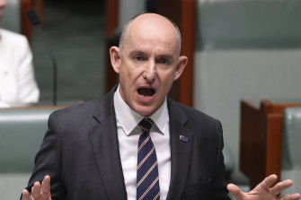 Le ministre du NDIS et des Services gouvernementaux, Stuart Robert, pendant l'heure des questions au Parlement à Canberra.
