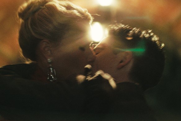  Gwyneth Paltrow and Timothée Chalamet in Marty Supreme.