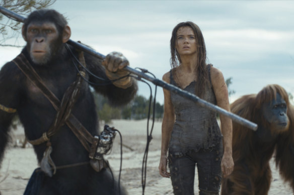 Noa (Owen Teague), Nova (Freya Allan) and Raka (Peter Macon) face  a caller   satellite   successful  Kingdom of the Planet of the Apes.