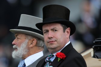 Sir Edward Young, à droite, principal secrétaire privé de la reine, avec le prince Michael de Kent à Royal Ascot en 2011.