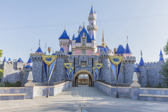 Disneyland, le premier parc à thème de la société, a ouvert ses portes en juillet 1955. 