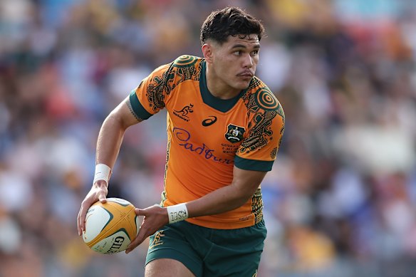 Noah Lolesio of the Wallabies passes the ball