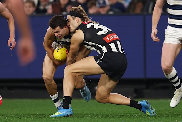 Oisin Mullin and Darcy Moore clash heads. The Collingwood captain suffered a concussion in the incident.
