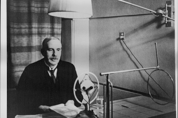 Ernest Rutherford delivers a lecture in New Zealand in 1926.