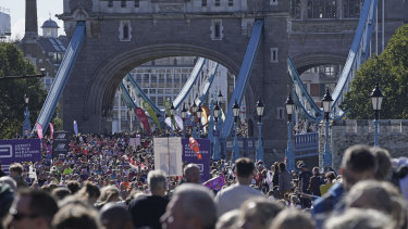 Les coureurs traversent le Tower Bridge pour le marathon de Londres.