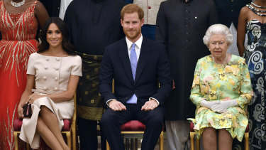 Le duc et la duchesse de Sussex avec la reine lors de la cérémonie de remise des prix des jeunes leaders de la reine au palais de Buckingham à Londres.