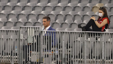 Matthew Pavlich regarde depuis les tribunes pendant le match de six ronde de l'AFL entre Fremantle et North Melbourne.
