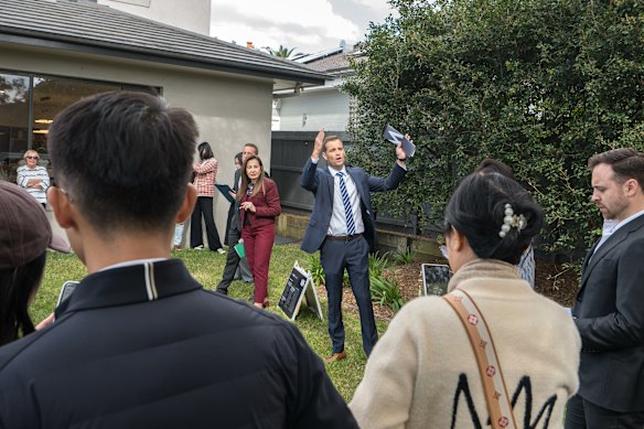 Bidding in rises of $100,000 and $50,000 propelled the contest  for the property past the $6 million reserve.