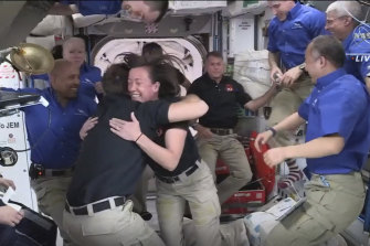 Sur cette image fournie par la NASA, les astronautes de SpaceX sont accueillis par les astronautes de la Station spatiale internationale.