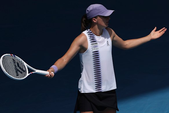 A perplexed Iga Swiatek reacts.