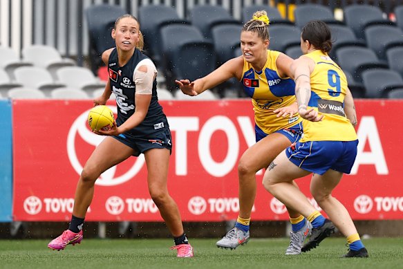 Keeley Sherar of the Blues handpasses the ball.