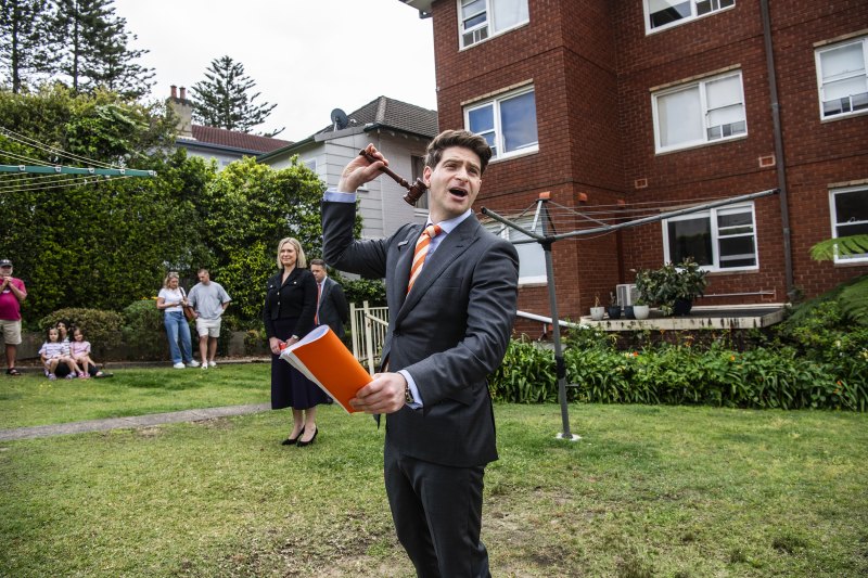 Auctioneer Oliver Burton selling a unit in Waltham Street, Coogee, on Saturday.