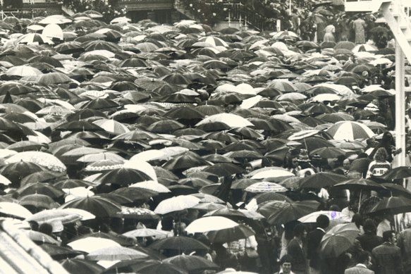  Racegoers at the Melbourne Cup in 1976.