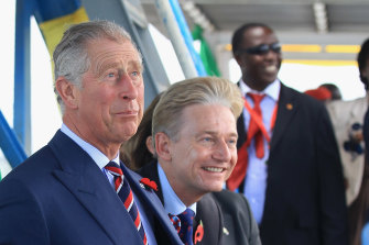 Le prince Charles, à gauche, partage une blague avec Clive Alderton, son secrétaire privé, sur un ferry à Dar es Salaam, en Tanzanie, en 2011.