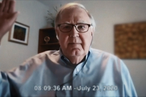O toxicologista aposentado da 3M, Dr. John Butenhoff, em uma cena do documentário de Stan, 