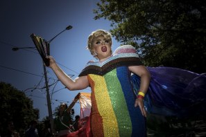 Il faisait chaud : une drag queen se baignait dans les rayons de Fitzroy Street, St Kilda.