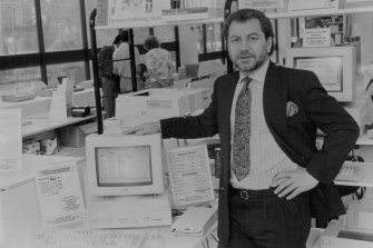 Alan Sugar avec un ordinateur Amstrad (le nom vient d'Alan Michael Sugar Trading) en 1990.