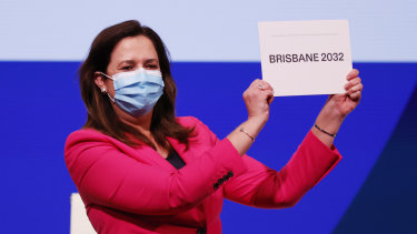 Mme Palaszczuk célèbre après que Brisbane a été annoncée comme ville hôte des Jeux olympiques d'été de 2032.