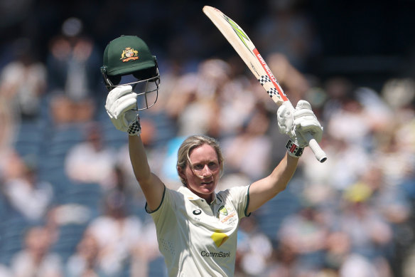 Beth Mooney raises her century early on Saturday; day three of the Ashes Test.