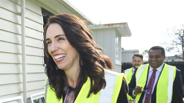 La Première ministre néo-zélandaise Jacinda Ardern a dévoilé une série de mesures, notamment la fin de la déductibilité fiscale pour les investisseurs immobiliers, pour aider à maîtriser la croissance élevée des prix des logements.