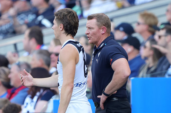Blues coach Michael Voss talks to Lachie Fogarty during Saturday’s game.