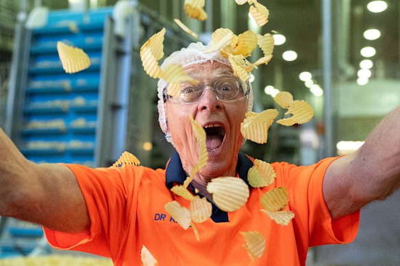 Dr Karl in the Smith’s Chips factory in Tingalpa, Queensland, in Dr Karl’s How Things Work.