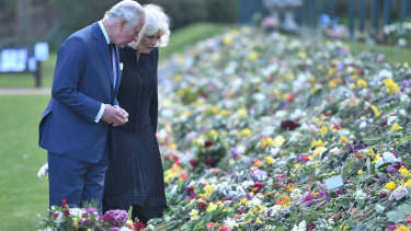 Le prince Charles et Camilla, la duchesse de Cornouailles, inspectent les fleurs laissées pour le prince Philip. 