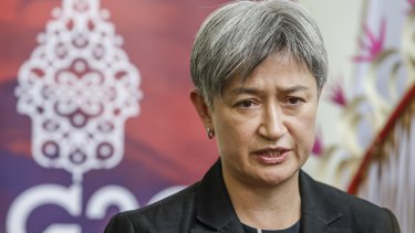 La ministre australienne des affaires étrangères, Penny Wong, fait une déclaration aux médias à son arrivée en Indonésie pour la réunion du G20.