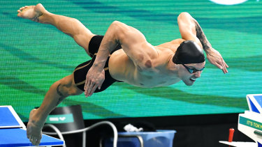 Kyle Chalmers saute des blocs lors de la finale du 100 m nage libre. 