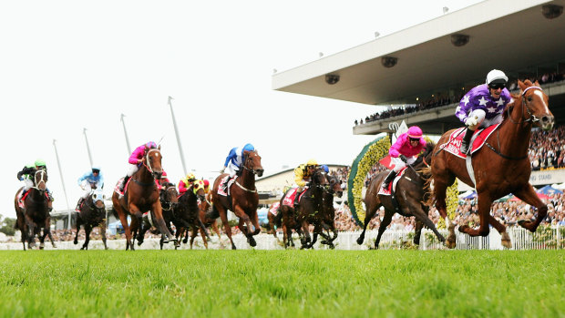 Glen Boss boots home Sebring to win the 2008 Golden Slipper.