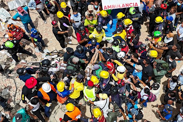 Rescuers find another person in the ruins of Caraballeda.