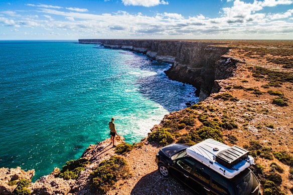  Stopping to absorb the Great Australian Bight while crossing the Nullarbor.