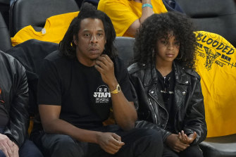 Le rappeur Jay-Z et sa fille Blue Ivy Carter regardent pendant le deuxième quart du cinquième match.