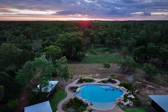 Adventurous travellers come here to experience the outback while enjoying safety and creature comforts.