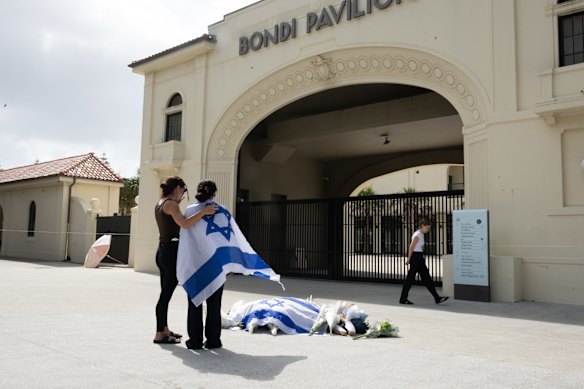 The Jewish community paying their respects at Bondi.