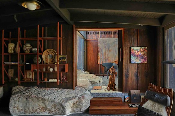 Large sandstone boulders anchor the house and also pierce some of the interior spaces.